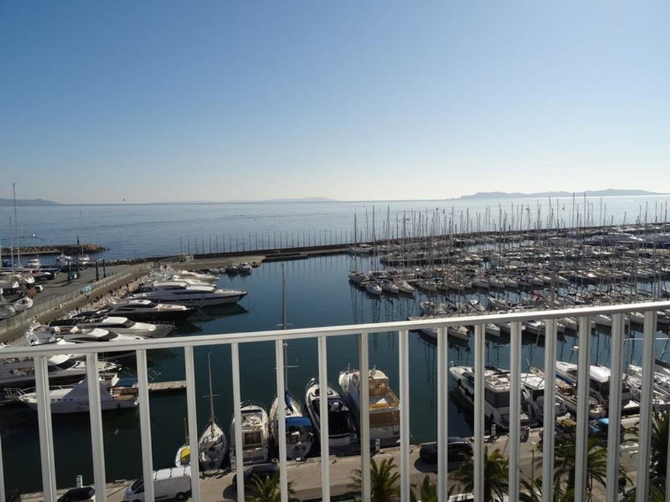 Hyères Port T2 avec Clim et Wifi, Vue Mer - FR-1-335-172 Apartment in Hyères