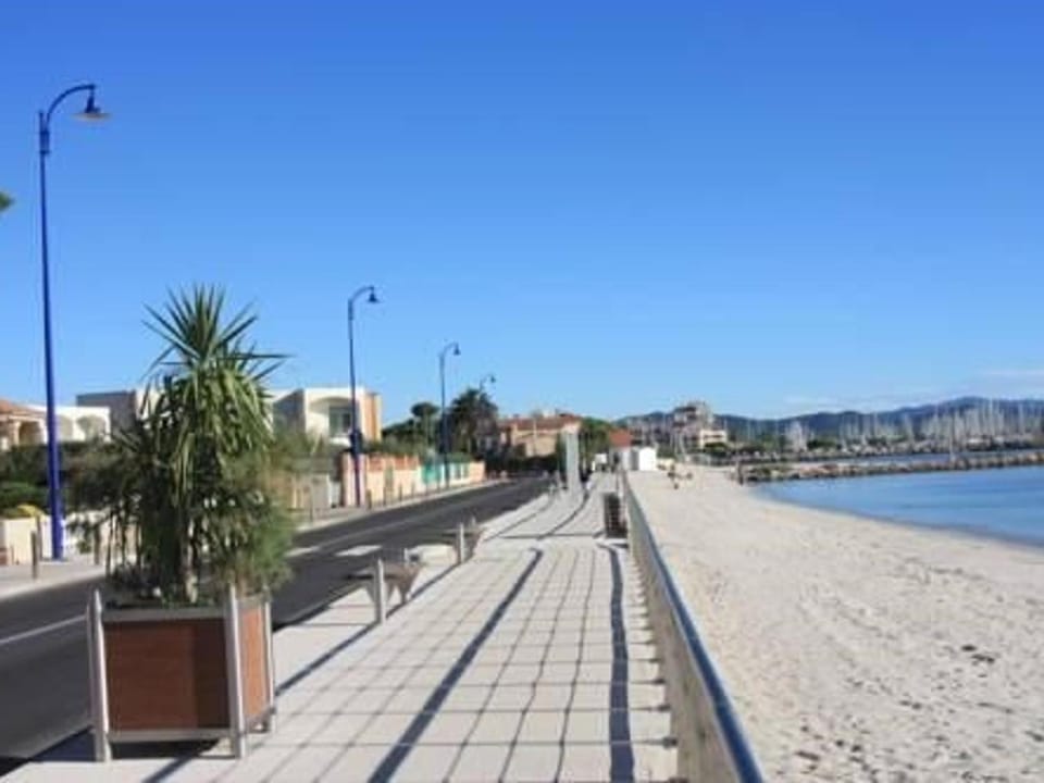 Hyères : Appart 4 pers marina climatisé avec garage - FR-1-335-162 Apartment in Hyères