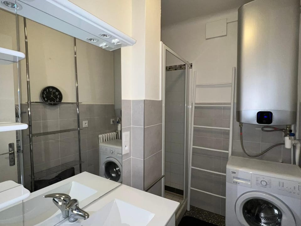 T3 Confortable Centre Aix-les-Bains, Parking, Animaux Adm. - FR-1-555-81 Apartment in Aix-les-Bains
