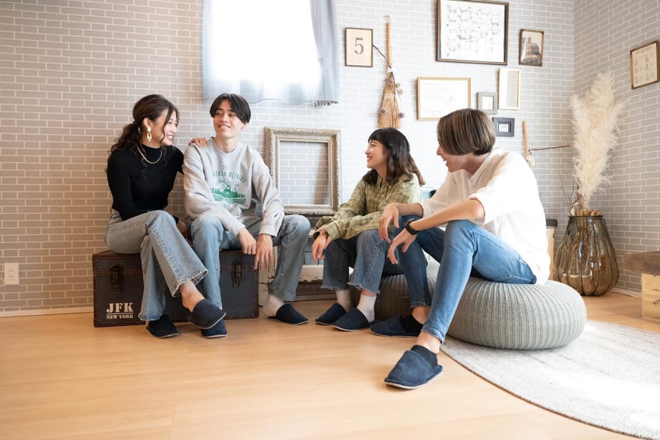 Living room, Seating area, group of guests