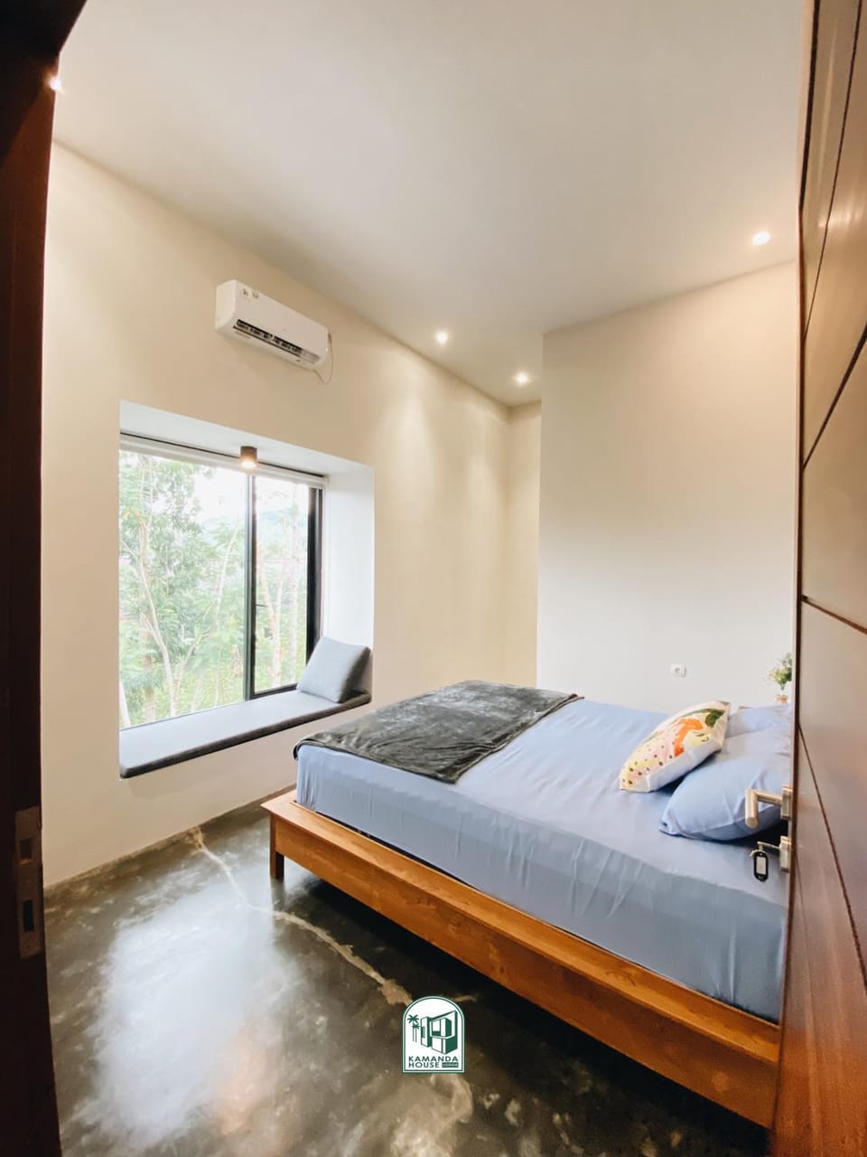 Photo of the whole room, Bedroom, air conditioner
