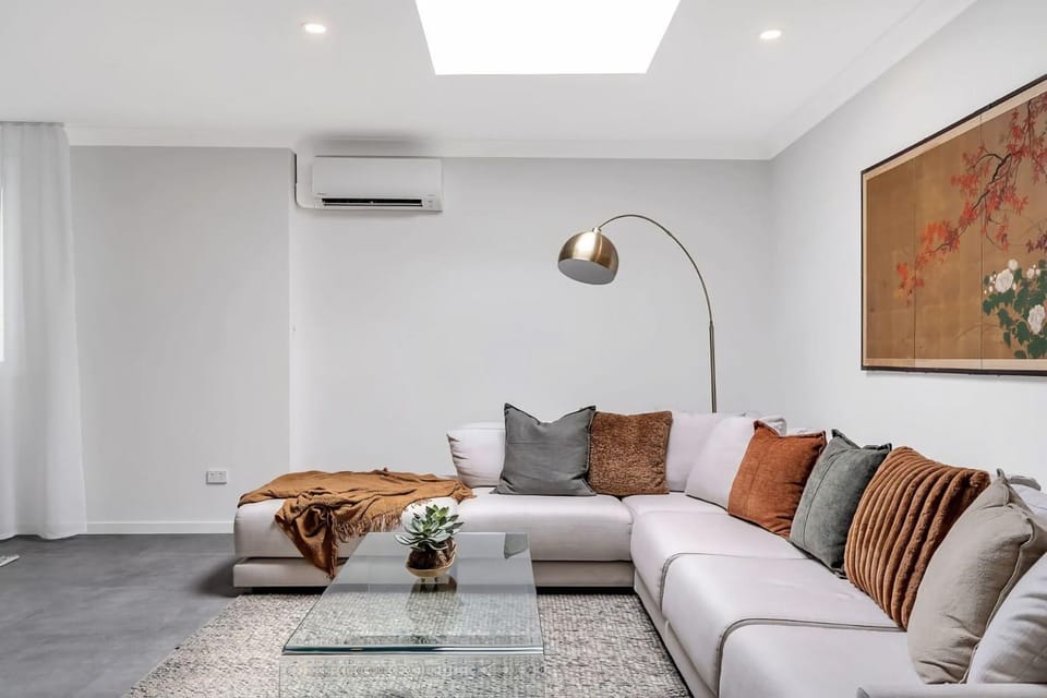 Living room, Seating area, air conditioner