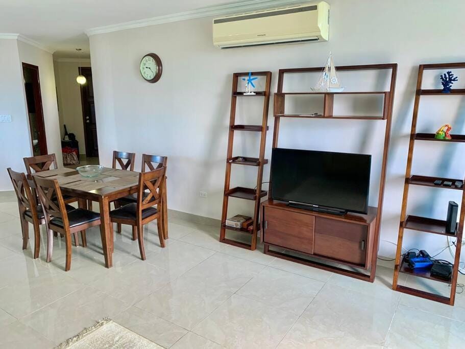 Communal lounge/ TV room, TV and multimedia, Living room, Seating area, Dining area, Evening entertainment, air conditioner