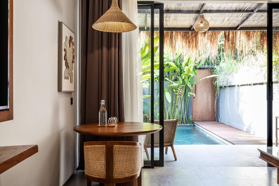 Seating area, Dining area, Swimming pool