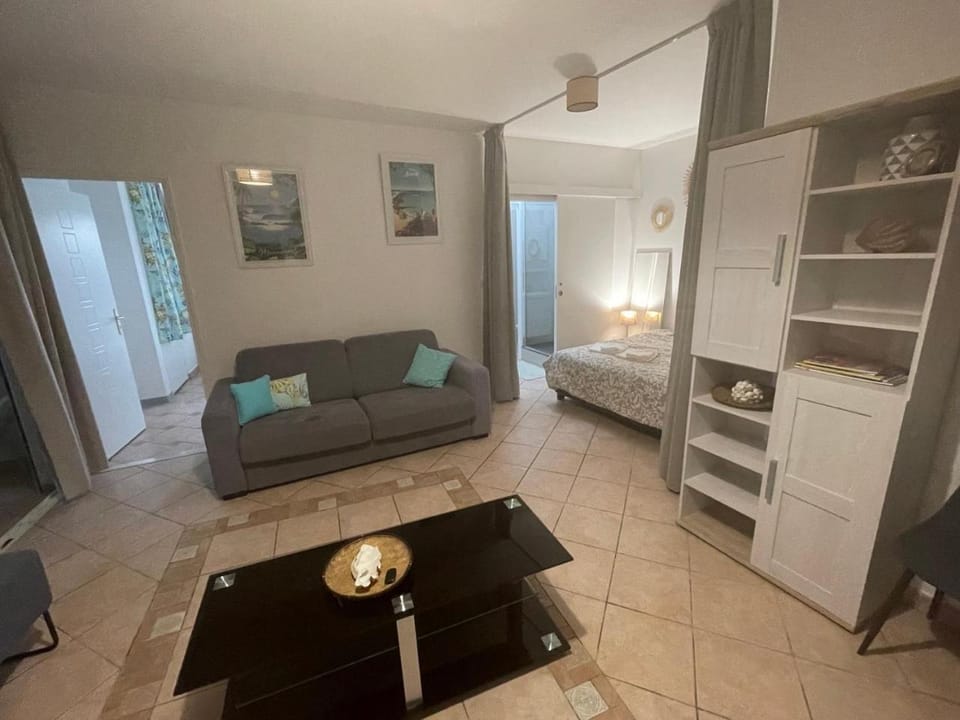 Bed, Living room