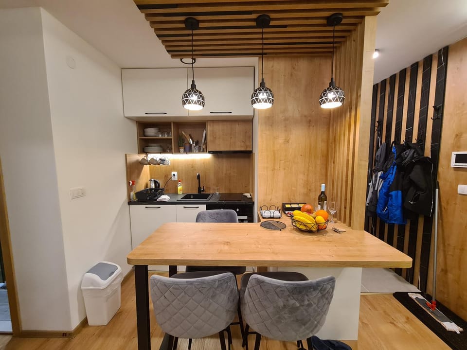 Dining area, kitchen