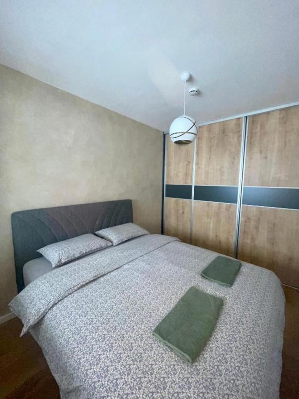 Bed, towels