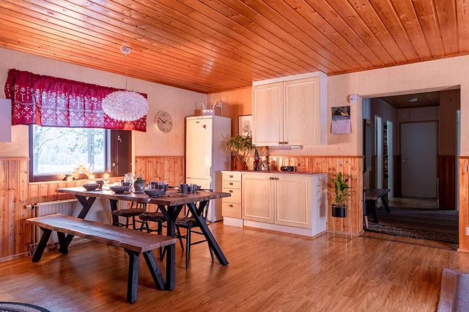 Kitchen or kitchenette, Dining area, minibar, stove