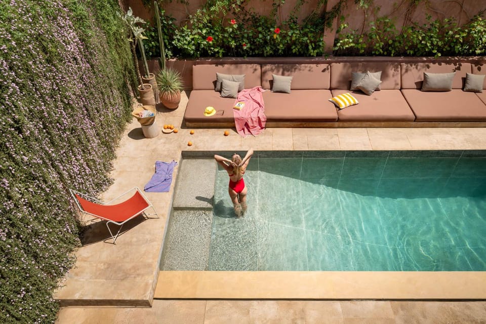 Day, Swimming pool, sunbed