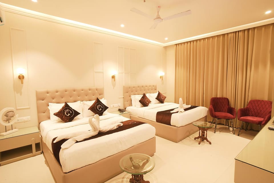 Living room, Photo of the whole room, Seating area, Bedroom, fireplace