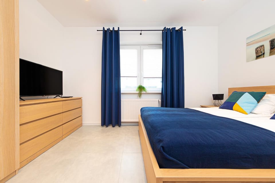Bed, TV and multimedia, Photo of the whole room, Bedroom