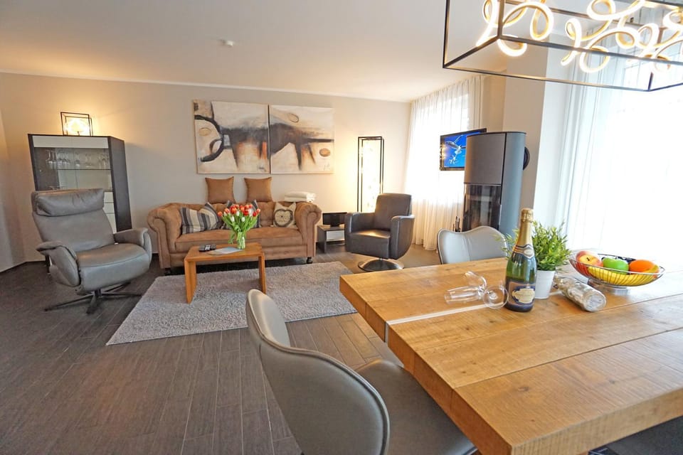 TV and multimedia, Living room, Seating area, Food
