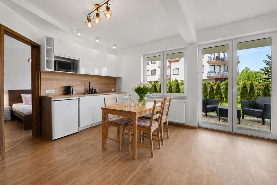 Kitchen or kitchenette, Dining area