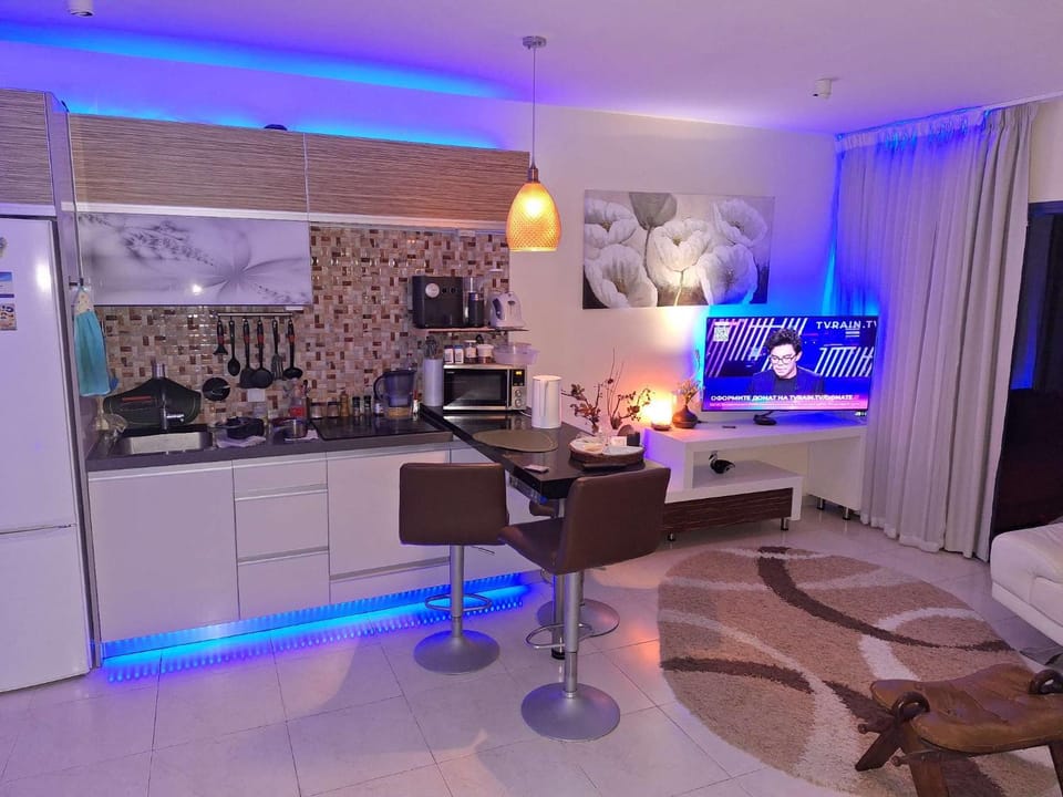 TV and multimedia, Kitchen or kitchenette, Seating area, Sea view, microwave, stove