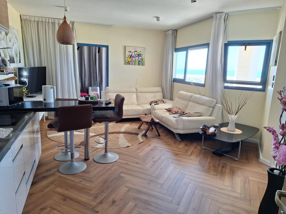 TV and multimedia, Kitchen or kitchenette, Living room, Sea view, microwave, stove, air conditioner