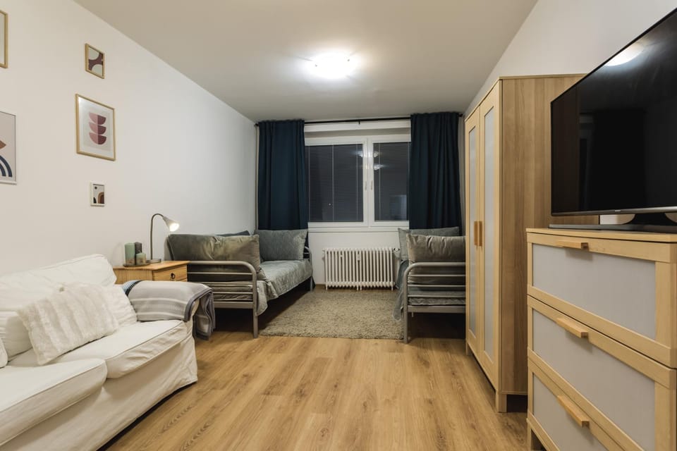 TV and multimedia, Seating area, Bedroom