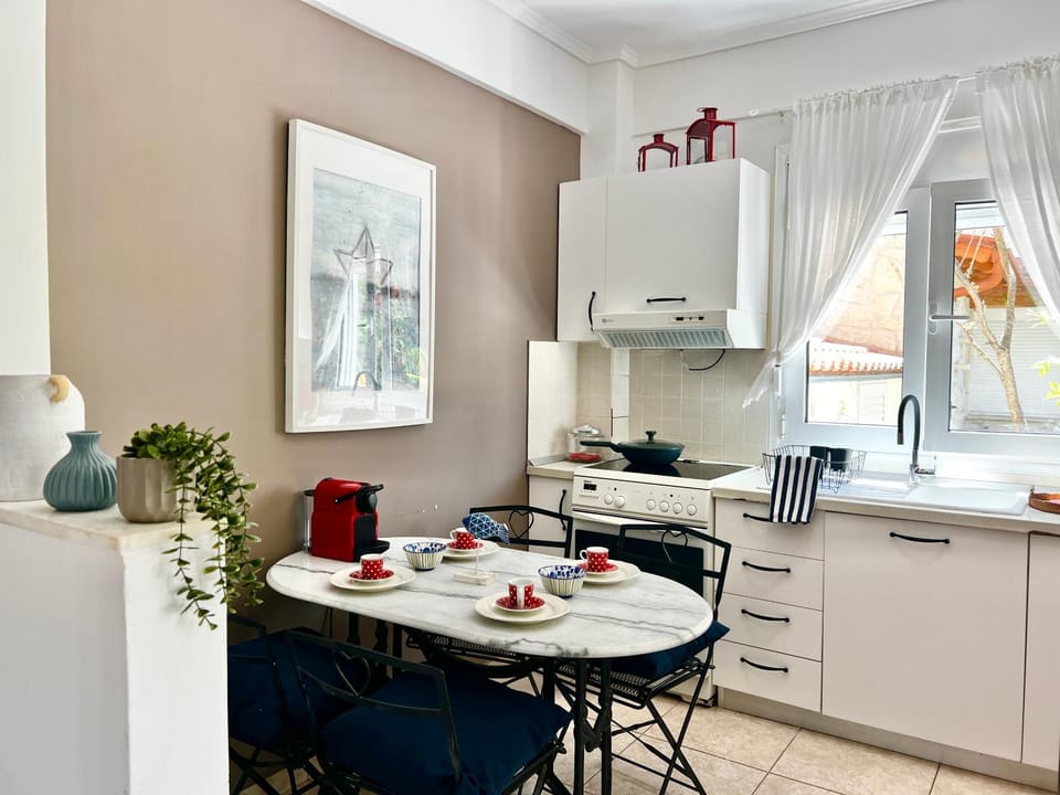 Coffee/tea facilities, Kitchen or kitchenette, Seating area, Dining area