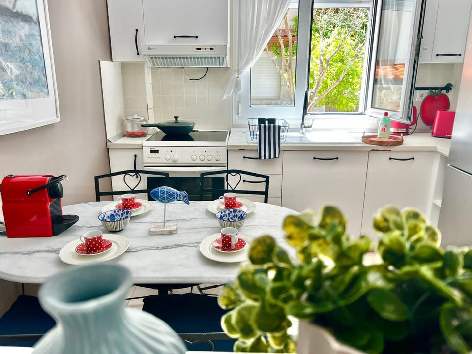 Kitchen or kitchenette, Dining area, stove