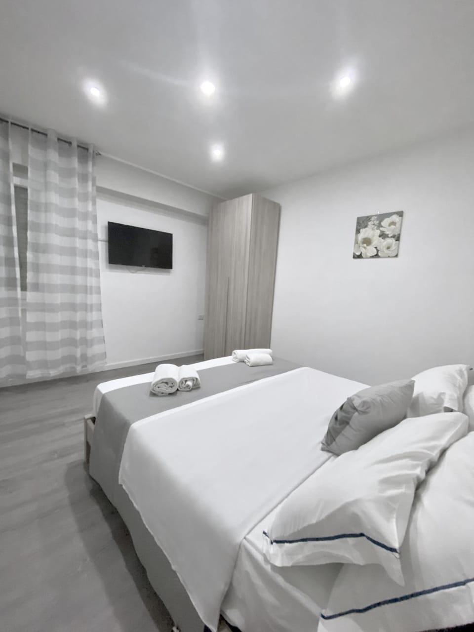 Bed, TV and multimedia, Photo of the whole room, Bedroom, towels