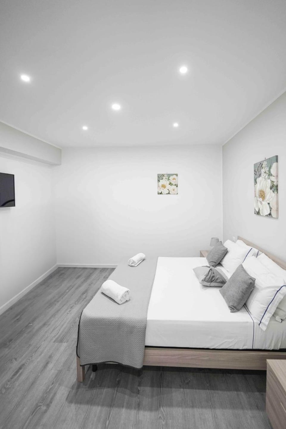 Bed, TV and multimedia, Photo of the whole room, Bedroom, towels