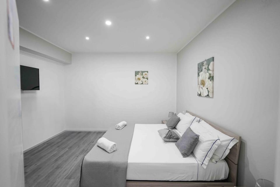 Bed, TV and multimedia, Living room, Photo of the whole room, Seating area, Bedroom