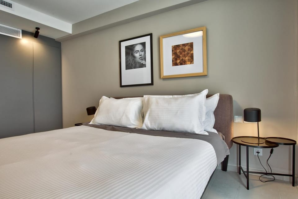 Bed, Photo of the whole room, Bedroom, hair dresser, air conditioner