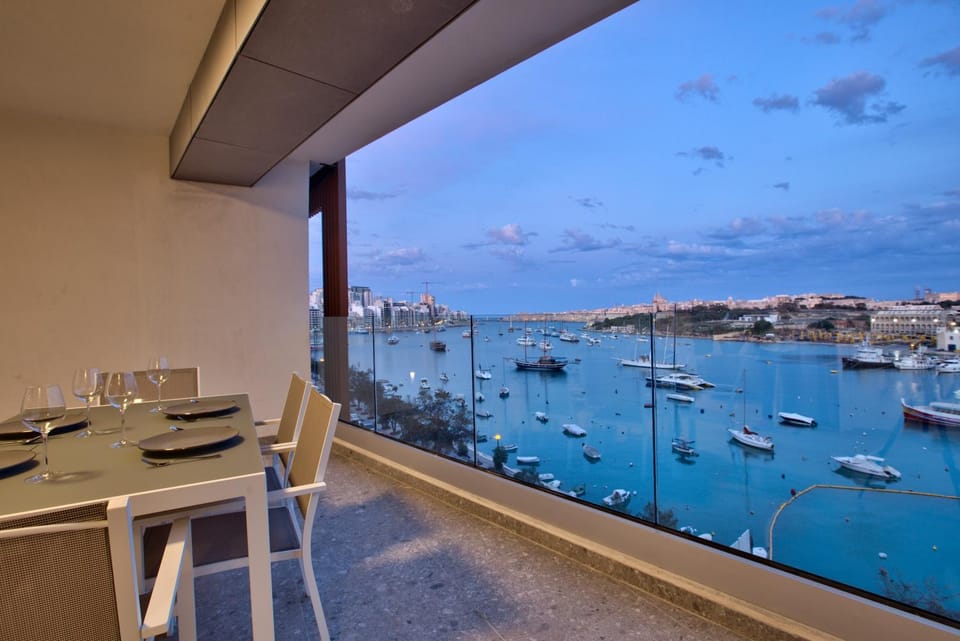 Natural landscape, View (from property/room), Balcony/Terrace, Balcony/Terrace, Dining area, City view, Sea view