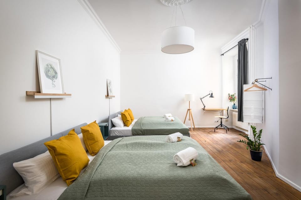 Bed, Bedroom, towels