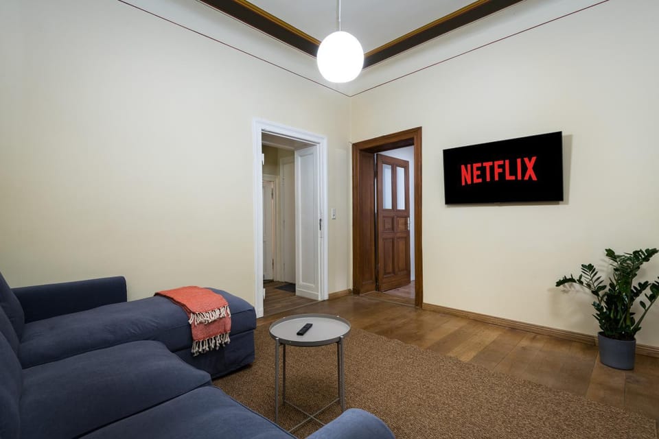 Communal lounge/ TV room, TV and multimedia, Living room, Seating area, Evening entertainment