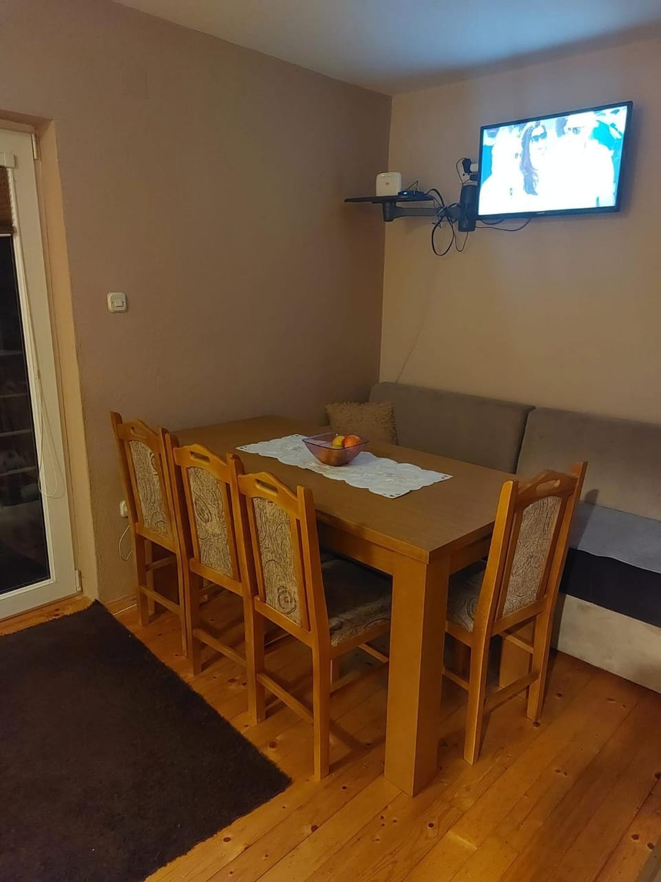 TV and multimedia, Living room, Seating area, Dining area