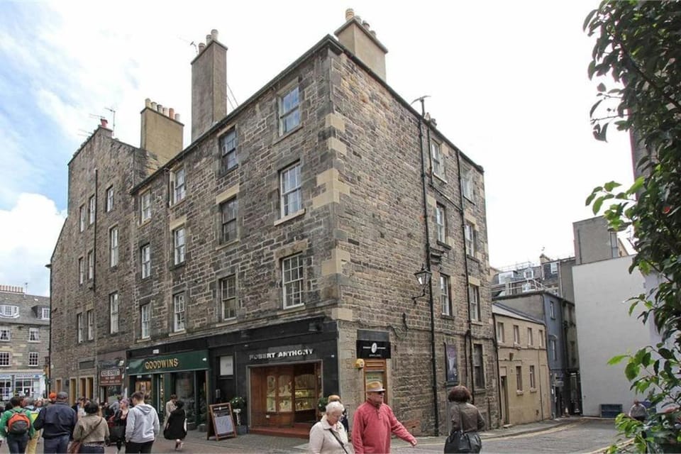 charm & character on historic Rose Street Apartment in Edinburgh