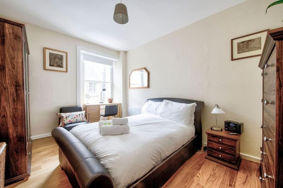 charm & character on historic Rose Street Apartment in Edinburgh
