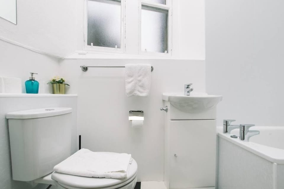 charm & character on historic Rose Street Apartment in Edinburgh