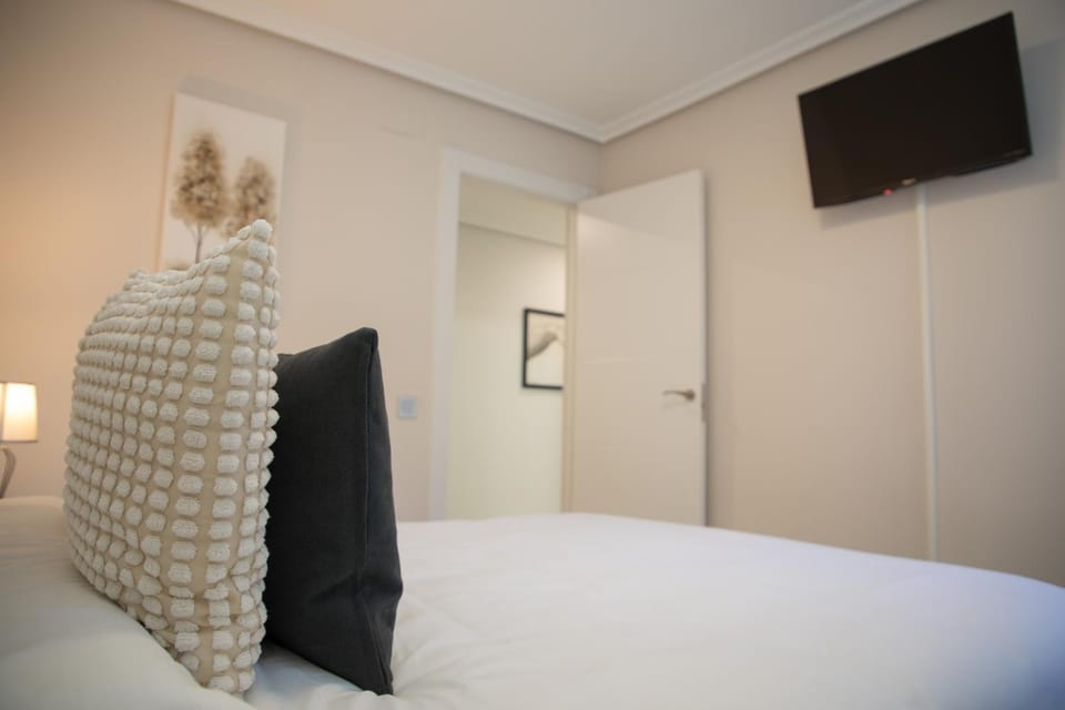 Bed, TV and multimedia, Photo of the whole room, Bedroom