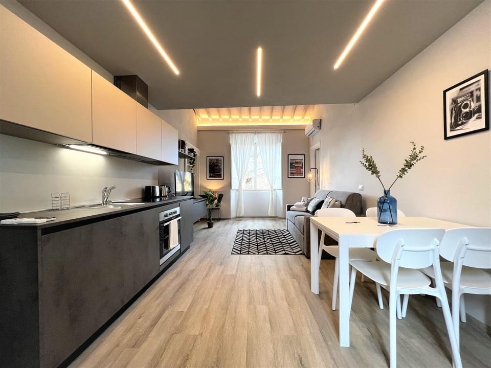 Kitchen or kitchenette, Dining area, stove