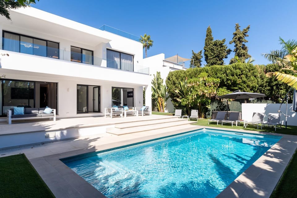 Property building, Garden, Swimming pool