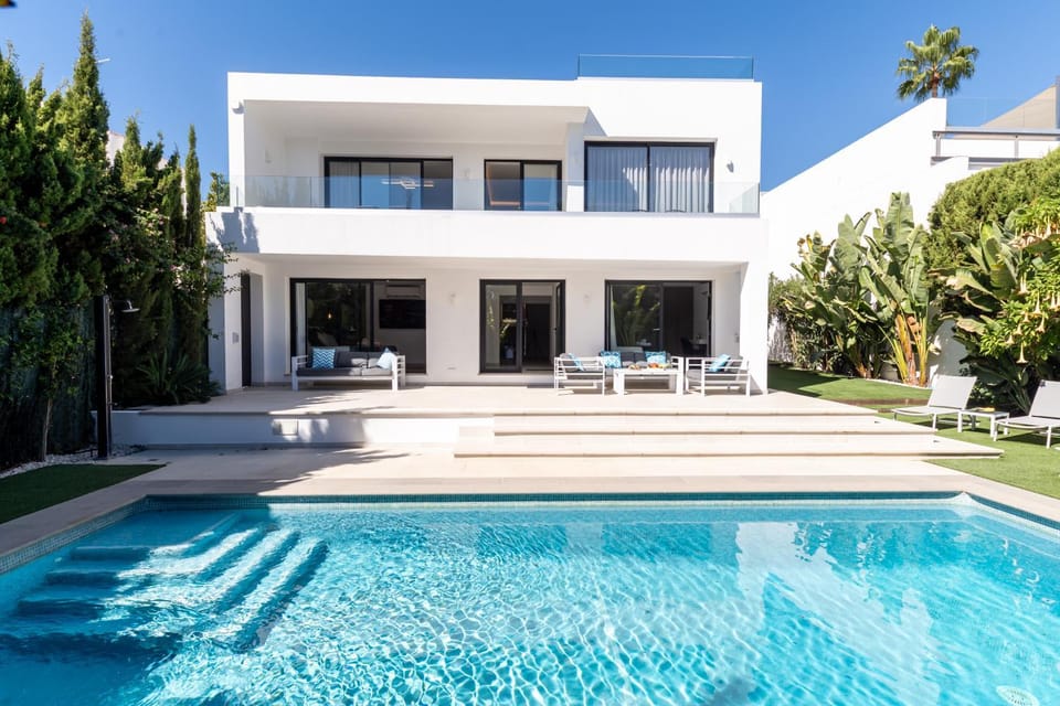 Property building, Day, Swimming pool, sunbed