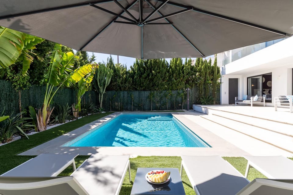 Pool view, Swimming pool, sunbed