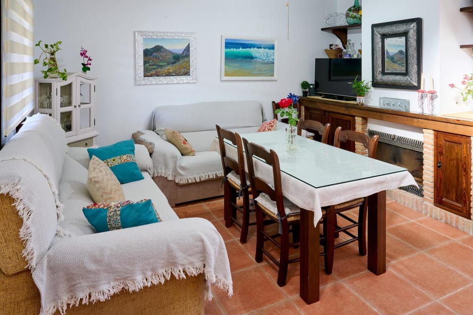 TV and multimedia, Living room, Seating area, Dining area, fireplace, flat iron, air conditioner