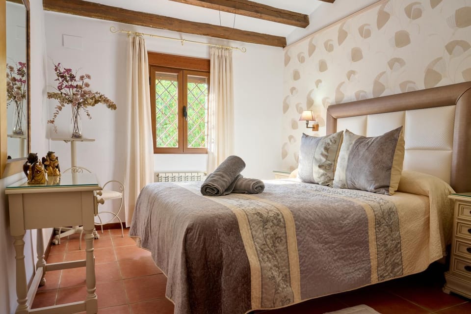 Bed, Photo of the whole room, Bedroom, fireplace, internet, towels, wardrobe, air conditioner
