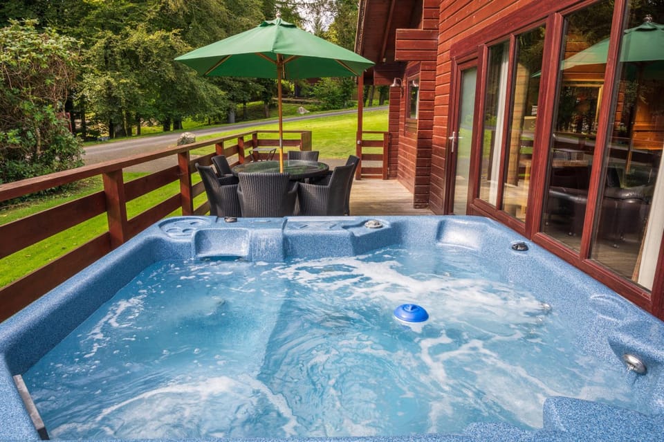 Natural landscape, Hot Tub, Dining area