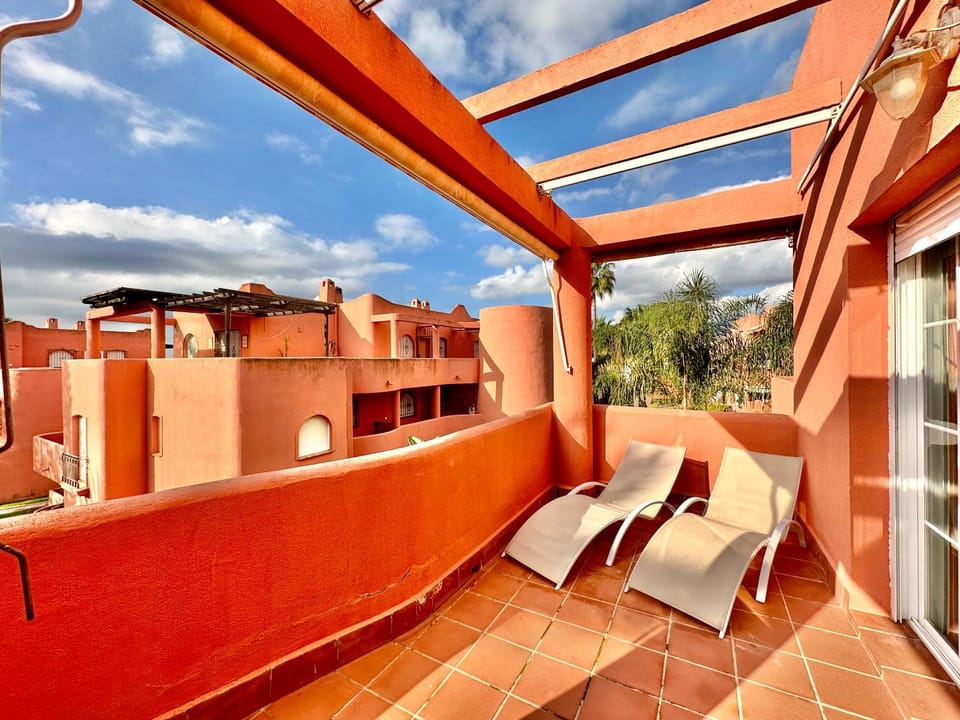 View (from property/room), Balcony/Terrace, sunbed