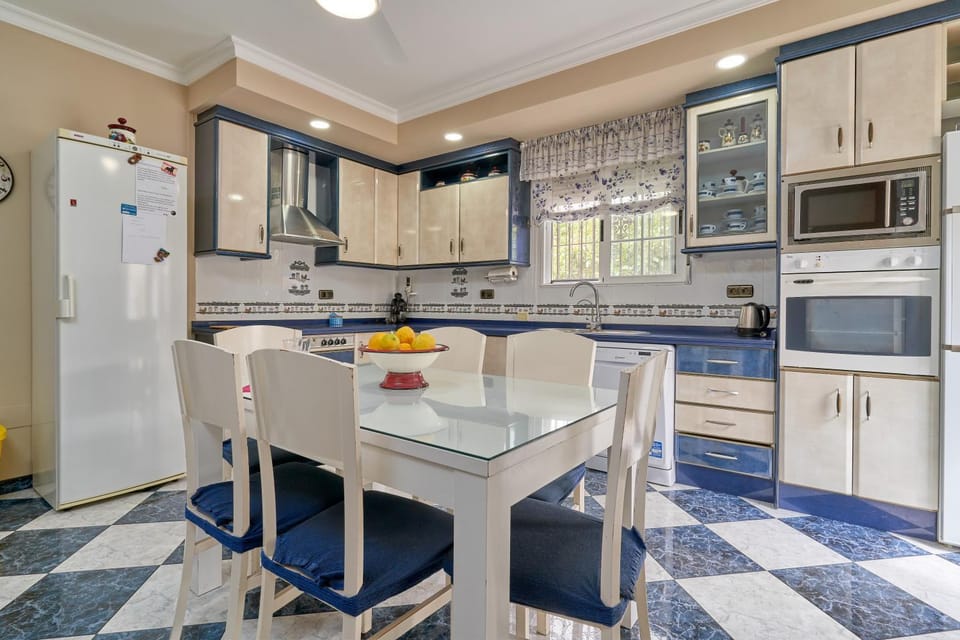 Property building, Kitchen or kitchenette, Living room