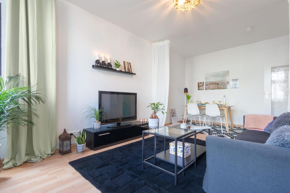 TV and multimedia, Living room, Photo of the whole room, Seating area, Dining area, Evening entertainment