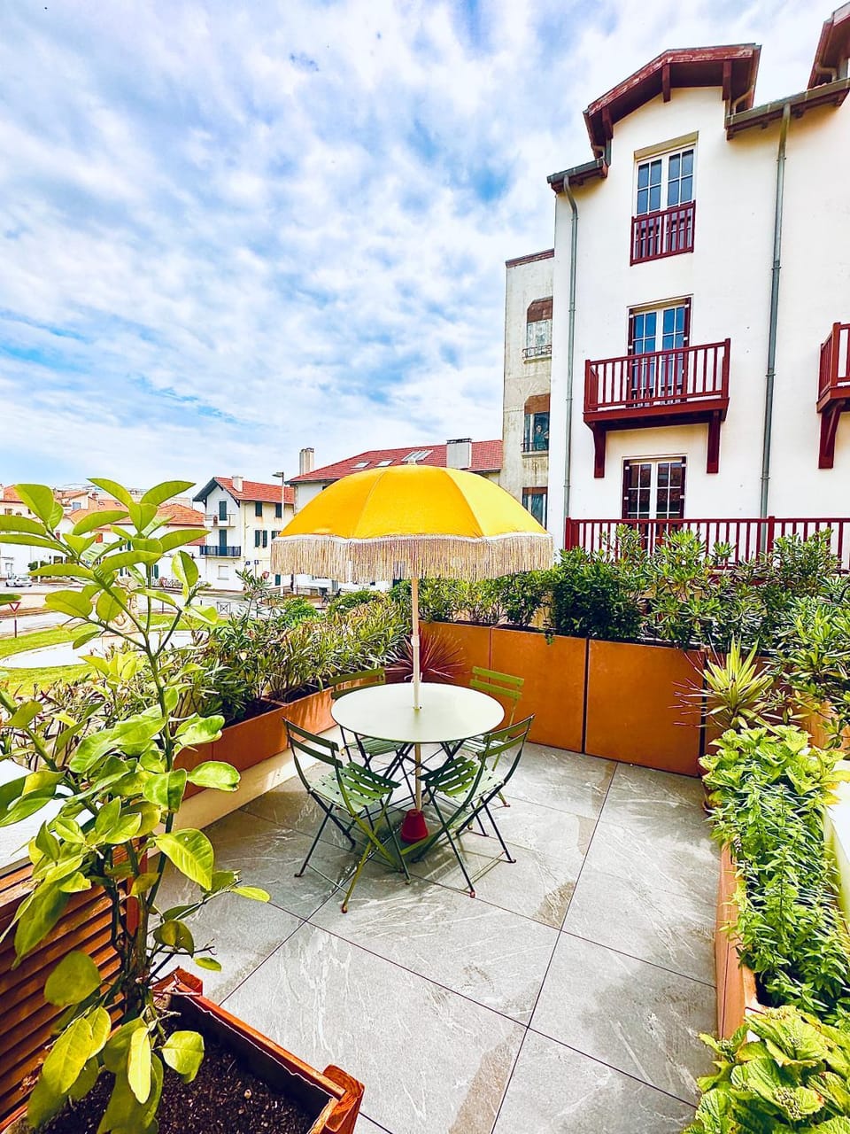 Property building, Garden, Balcony/Terrace