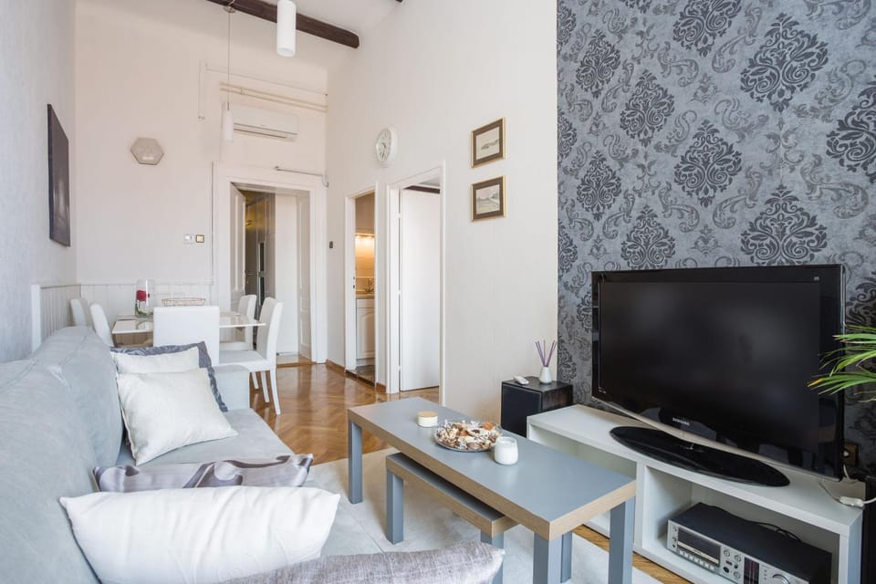 Communal lounge/ TV room, TV and multimedia, Living room, Seating area, Dining area, Evening entertainment