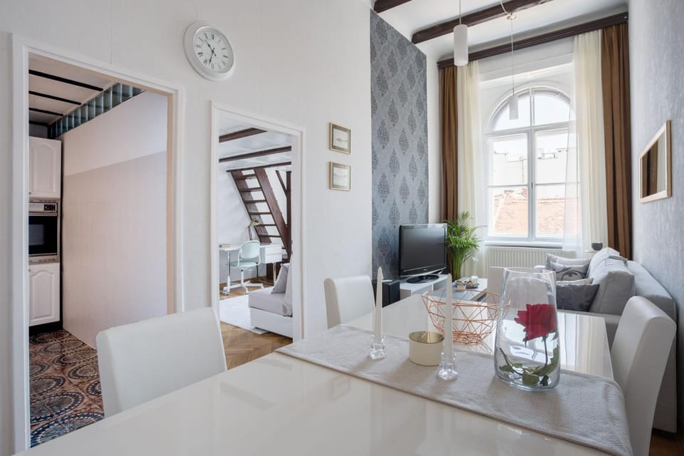 TV and multimedia, Living room, Seating area, Dining area