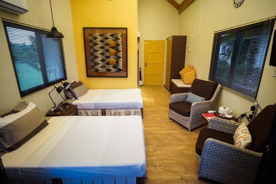 Bed, TV and multimedia, Photo of the whole room, Seating area, Bedroom, air conditioner