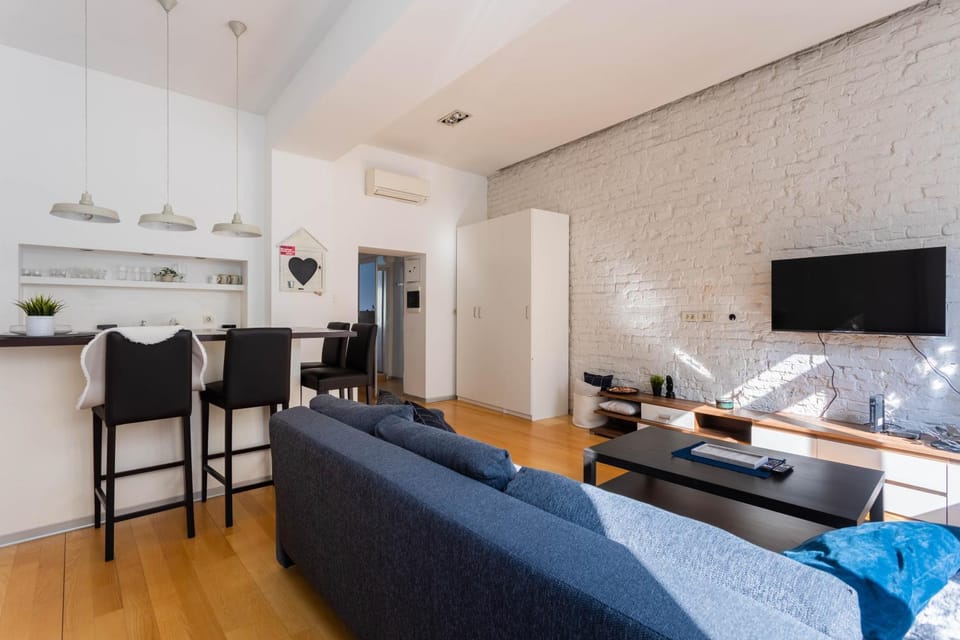 TV and multimedia, Living room, Seating area, Dining area, Evening entertainment