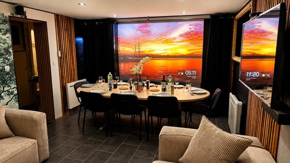 Communal lounge/ TV room, Living room